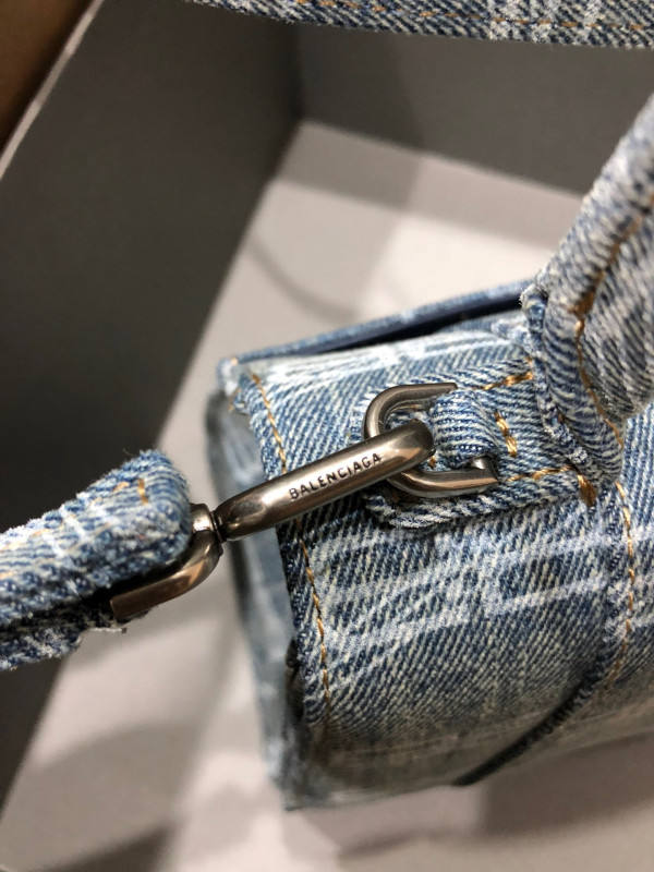 Ba*len*cia*ga hourglass