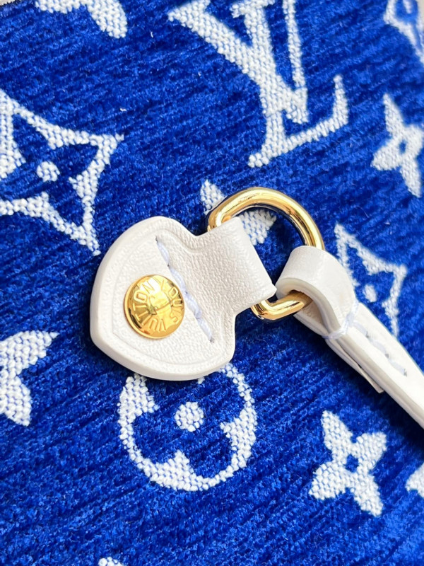 l0*is V*t0n neverfull mm