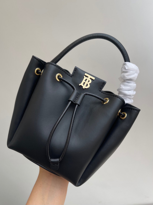 B**rry bucket bag