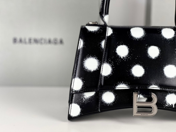 Ba*len*cia*ga hourglass