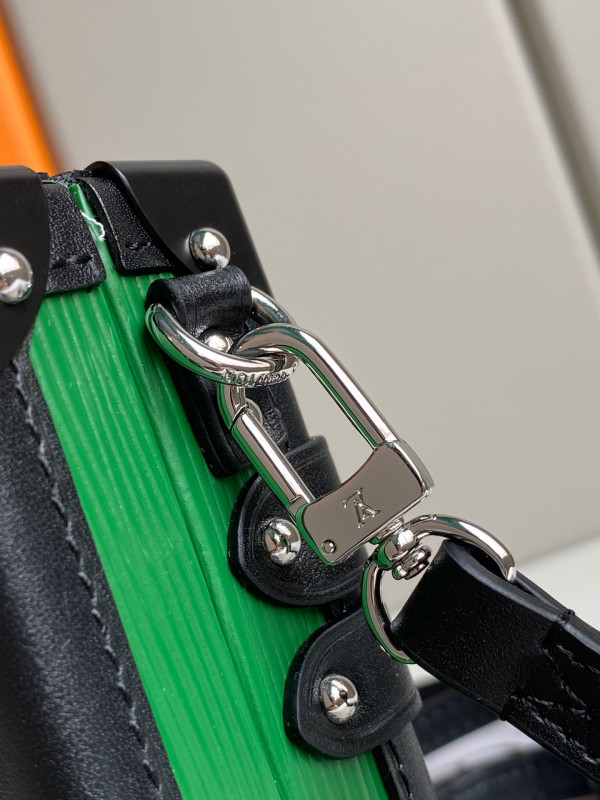 l0*is V*t0n petite malle