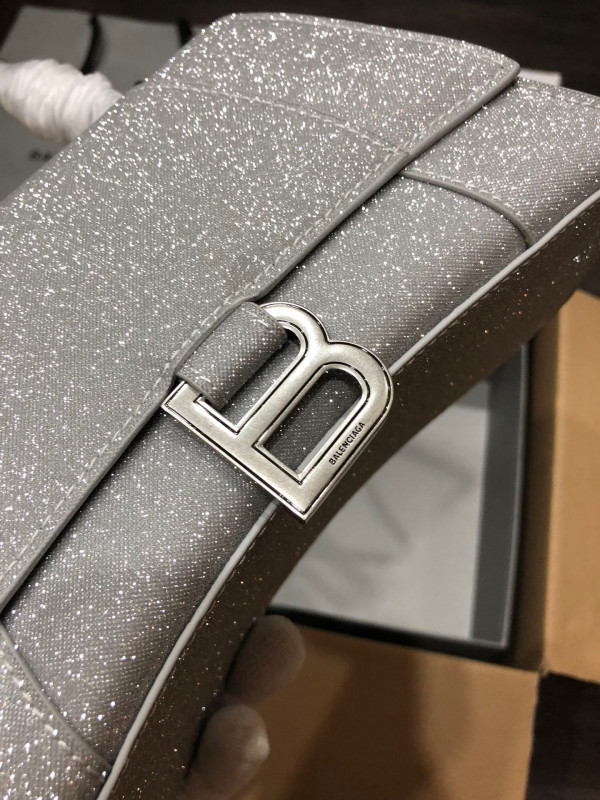 Ba*len*cia*ga hourglass