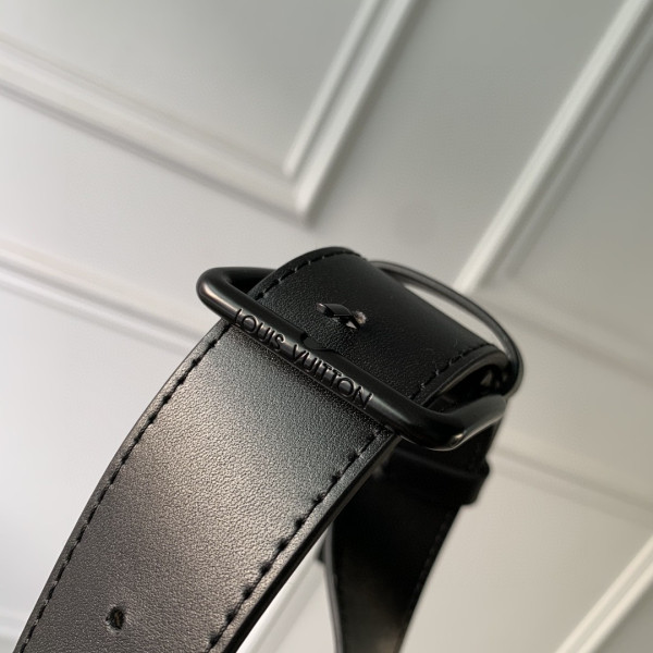 l0*is V*t0n moon crossbody