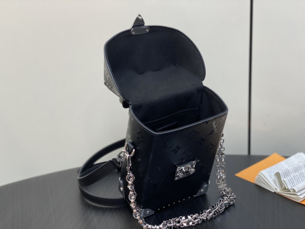 l0*is V*t0n camera box monogram canvas