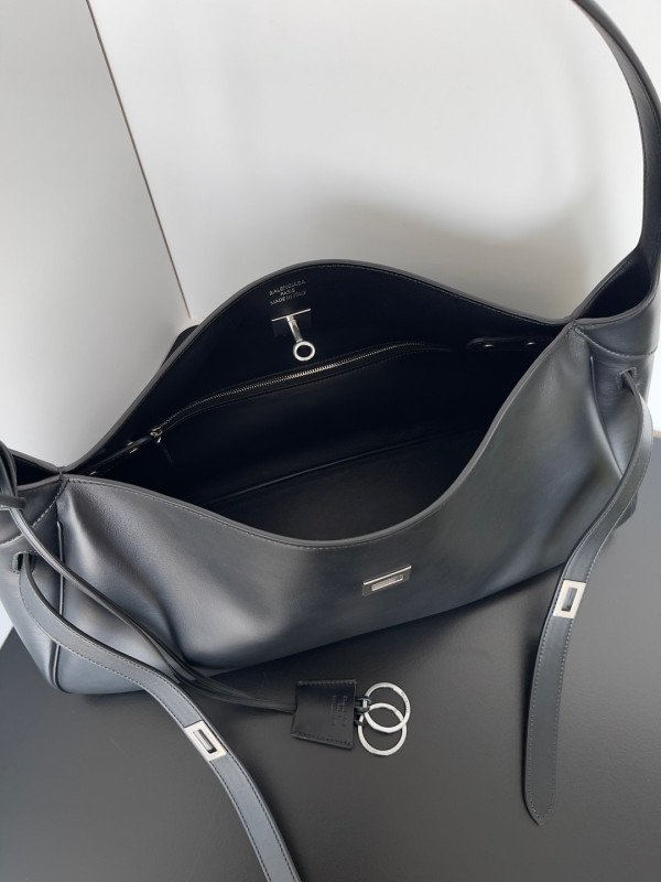 Ba*len*cia*ga bel air large shoulder bag