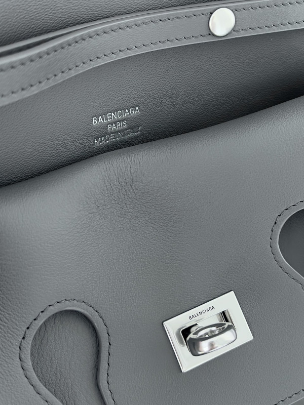 Ba*len*cia*ga bel air small clutch