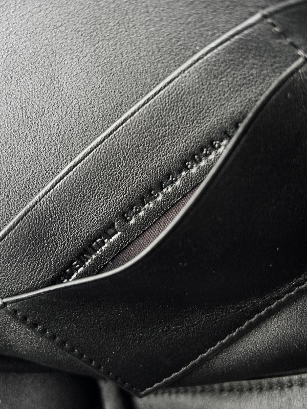 Ba*len*cia*ga bel air small clutch