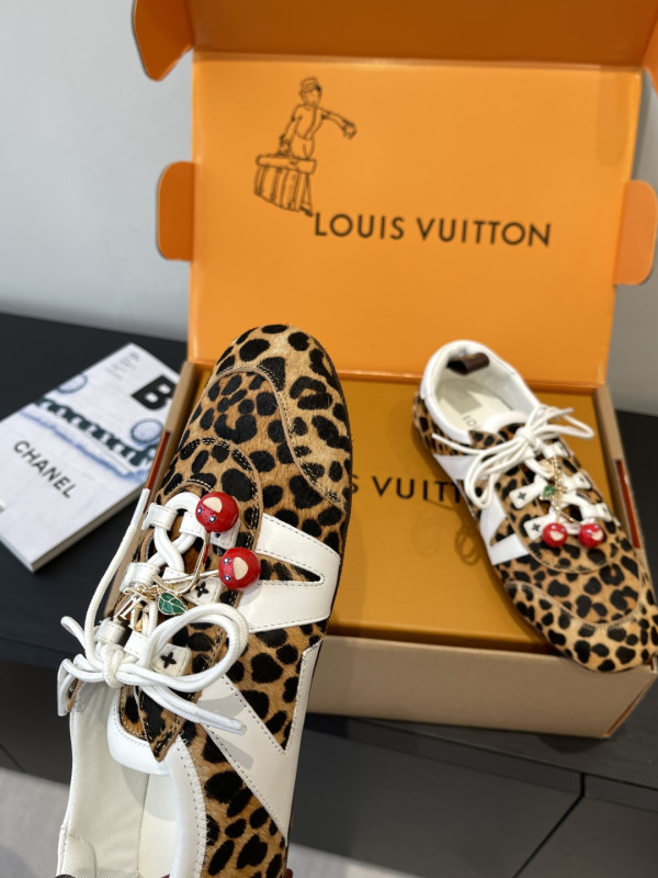 l0*is V*t0n sneakerina