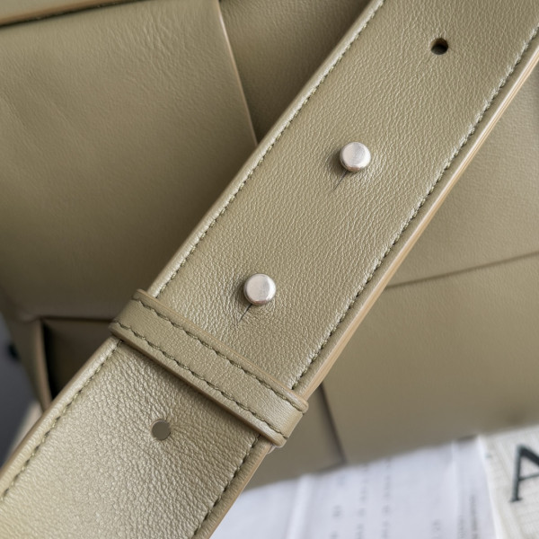 bo*te*ga Ve*ne*ta arco camera bag -28*18*9cm