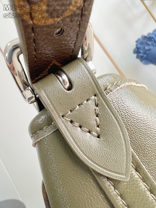 l0*is V*t0n carryall mm- 39 x 30 x 15cm